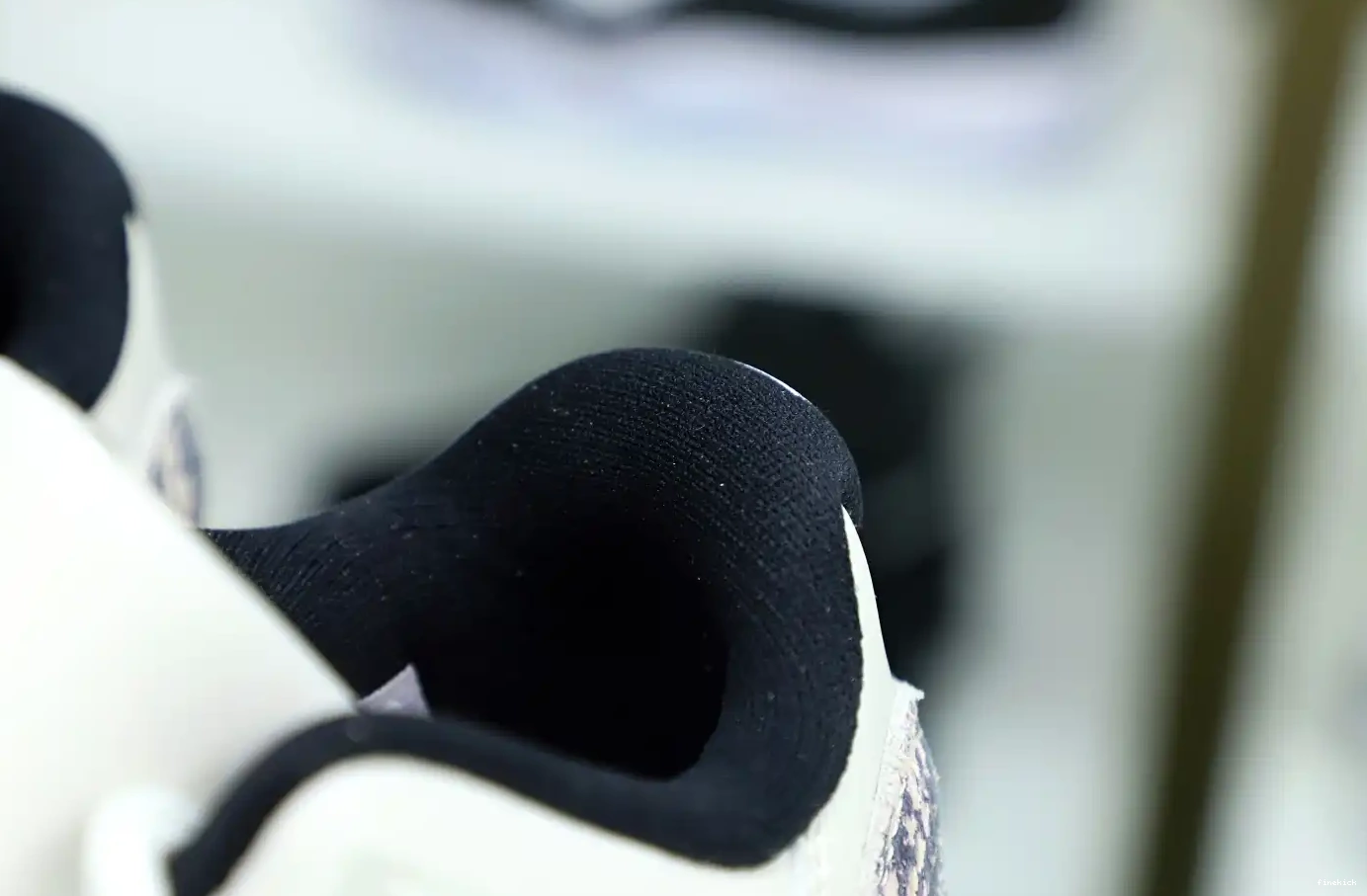 JORDAN 11 BONE AIR SNAKESKIN LIGHT LOW 0511